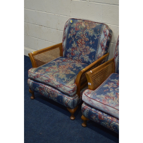 1346 - AN EARLY TO MID 20TH CENTURY MAHOGANY THREE PIECE BERGERE LOUNGE SUITE, with floral blue upholstery,... 
