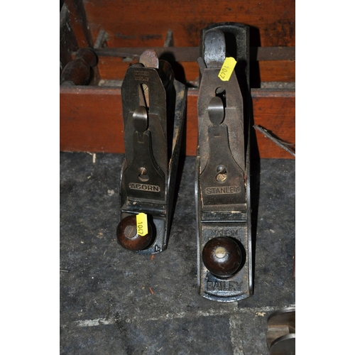 112 - A CARPENTER TOOL TRAY CONTAINING, a Stanley No5 Plane, an Acorn No4 plane, an Unbranded Block Plane,... 