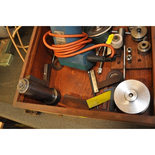 119 - A TRAY WITH A VINTAGE BLACK AND DECKER ROUTER, fitted with and accessories for it to be mounters as ... 