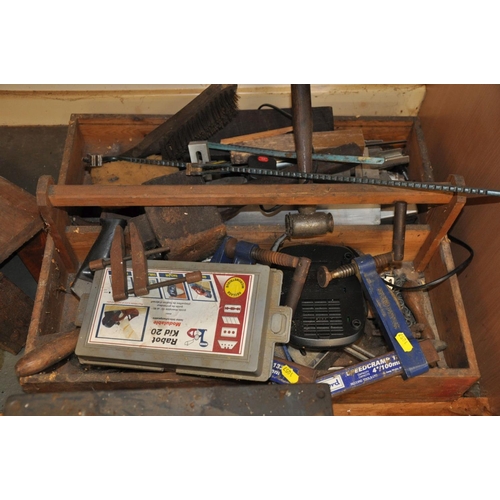 122 - A CARPENTERS TOOL TRAY CONTAINING TOOLS, including Record clamps, mallets, a multi drawer screw cabi... 