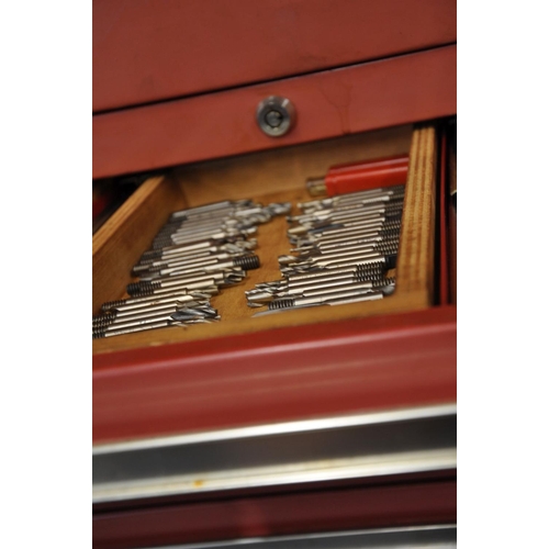 124 - A SUPERLINE PRO MECHANICS TOOL CHEST, with eight drawers full of milling Machine tools and cutters