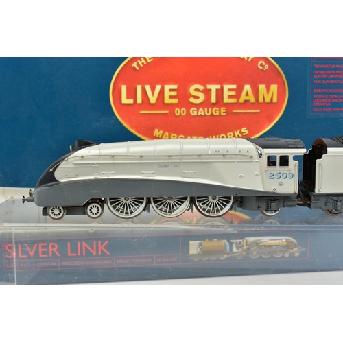 35 - A BOXED HORNBY RAILWAYS OO GAUGE LIVE STEAM LOCOMOTIVE AND TENDER, A4 Class 'Silver Link' No.2509, L... 