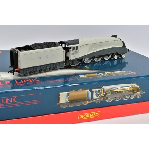 35 - A BOXED HORNBY RAILWAYS OO GAUGE LIVE STEAM LOCOMOTIVE AND TENDER, A4 Class 'Silver Link' No.2509, L... 