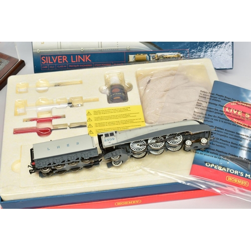 35 - A BOXED HORNBY RAILWAYS OO GAUGE LIVE STEAM LOCOMOTIVE AND TENDER, A4 Class 'Silver Link' No.2509, L... 