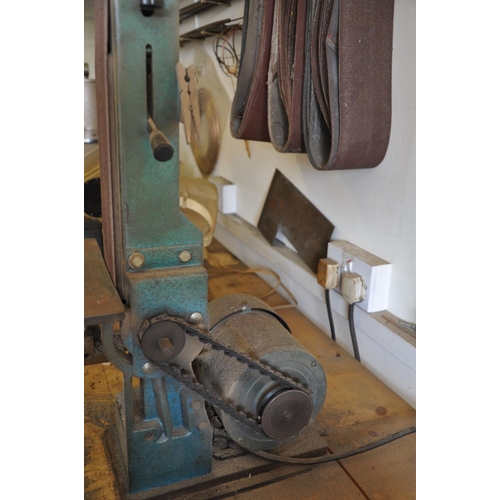 86 - AN UNBRANDED BENCH TOP BELT SANDER, with 4''' belts (no disc sander fitted) 62cm high and a quantity... 