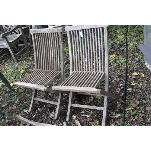 1010 - A SET OF FIVE SLATTED HARDWOOD FOLDING GARDEN CHAIRS 51cm wide at the seat