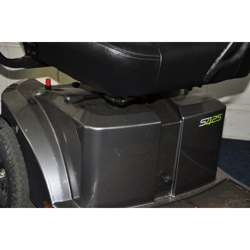 1105 - A SUNRISE MEDICAL S425 FOUR WHEELED DISABILITY SCOOTER with charger and one key (PAT pass and workin... 