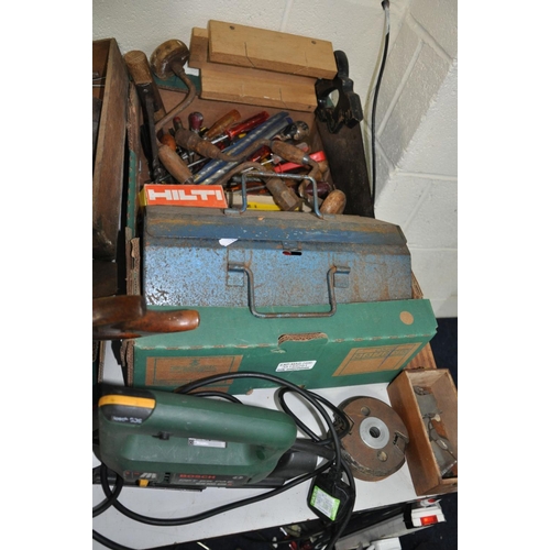 1143 - FOUR TRAYS CONTAINING HAND TOOLS AND A BOSCH PST 65 PAE JIGSAW (PAT pass and working), including a s... 