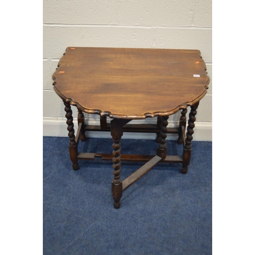 1277 - AN EARLY TO MID TWENTIETH CENTURY OAK GATE LEF TABLE with a wavy top edge on barley twist supports