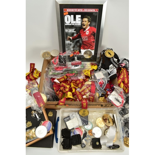 147 - A SELECTION OF FOOTBALL REPLICA MEDALS, BROOCHES AND KEYRINGS, to include an Arsenal official member... 