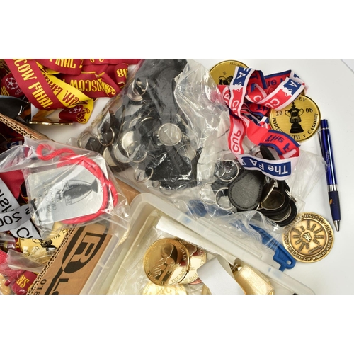 147 - A SELECTION OF FOOTBALL REPLICA MEDALS, BROOCHES AND KEYRINGS, to include an Arsenal official member... 