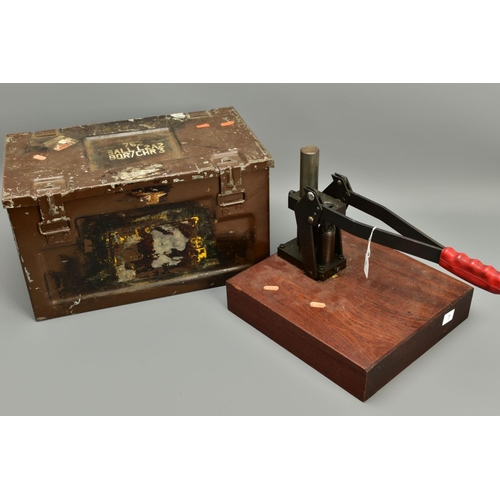 258 - A COLLECTION OF RELOADING EQUIPMENT FOR RIFLE AND PISTOL CARTRIDGES, comprising of Wamadet reloading... 