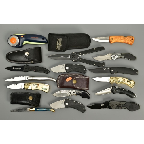 276 - A NUMBER OF LOCK KNIVES consisting of three x Smith & Wesson model Military & Police, Smith & Wesson... 