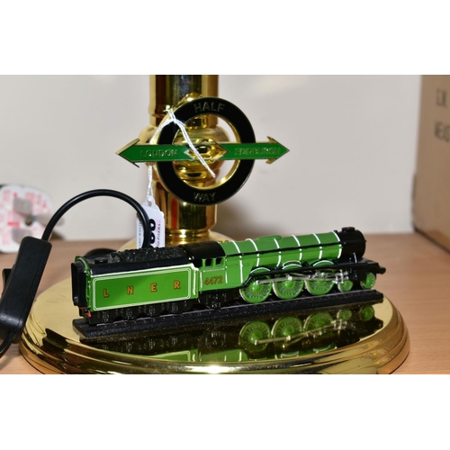 363 - A LIMITED EDITION BRADFORD EXCHANGE 'FLYING SCOTSMAN' TABLE LAMP, No 1490/4472, height 34cm with a b... 