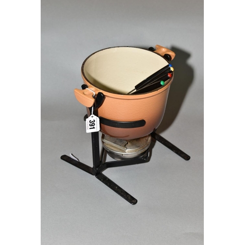 391 - A LE CREUSET BROWN ENAMELLED FONDUE PAN, mounted in a black frame, the base fitted with a Spring Fir... 