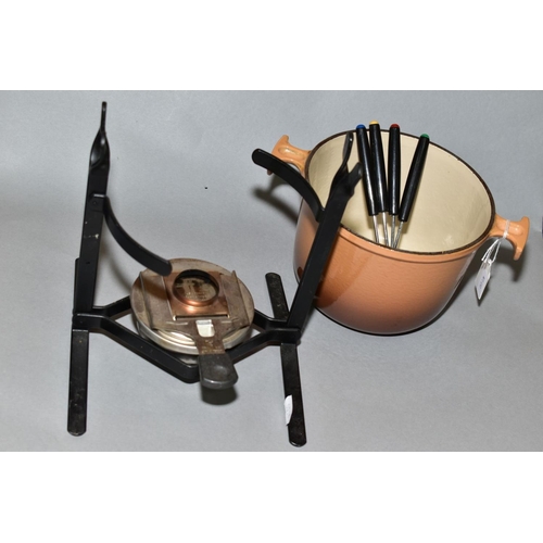 391 - A LE CREUSET BROWN ENAMELLED FONDUE PAN, mounted in a black frame, the base fitted with a Spring Fir... 