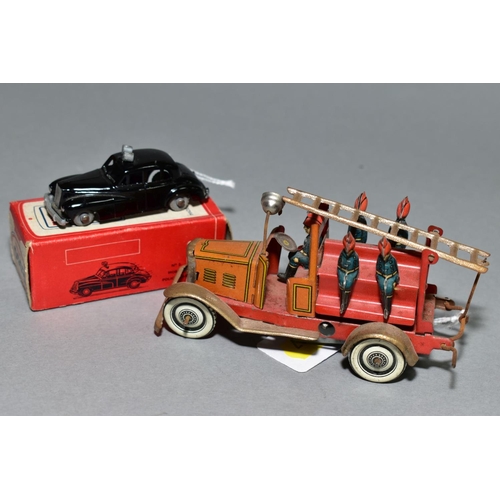 427 - A TINPLATE CLOCKWORK FIRE ENGINE, faded brown bonnet and cab, red chassis and body, movable ladder, ... 