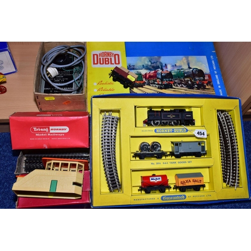 454 - A BOXED HORNBY DUBLO TANK GOODS TRAIN SET, No 2016, comprising Class N2 0-6-2 tank locomotive, No. 6... 