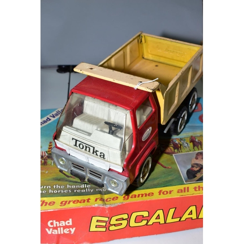 569 - A BOXED CHAD VALLEY ESCALDO HORSE RACING GAME, later 1960's version with diecast horses, appears com... 