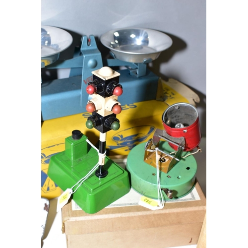 582 - A BOXED SET OF S.E.L. (SIGNALLING EQUIPMENT LTD) BATTERY OPERATED TRAFFIC LIGHTS, appear complete wi... 