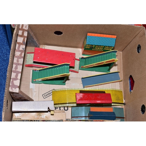 587 - A QUANTITY OF BOXED AND UNBOXED HORNBY 0 GAUGE TRACK, to include boxed No 2 turntable, assorted boxe... 