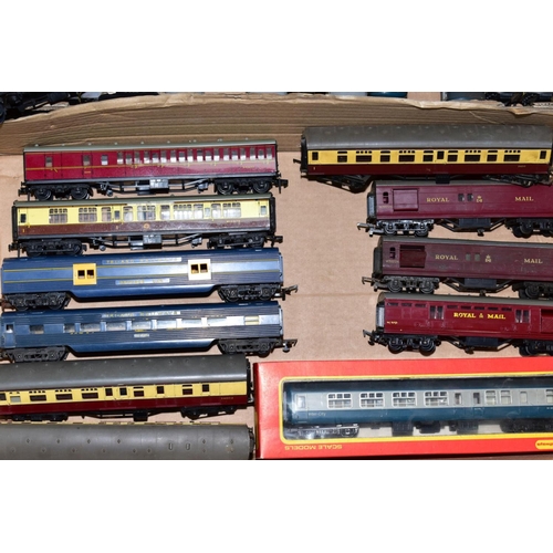 594 - A QUANTITY OF BOXED AND UNBOXED 00 GAUGE PASSENGER COACHES, boxed items by Hornby, Mainline, unboxed... 