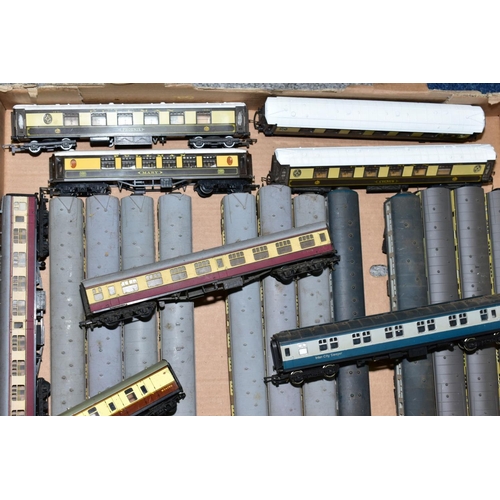 594 - A QUANTITY OF BOXED AND UNBOXED 00 GAUGE PASSENGER COACHES, boxed items by Hornby, Mainline, unboxed... 