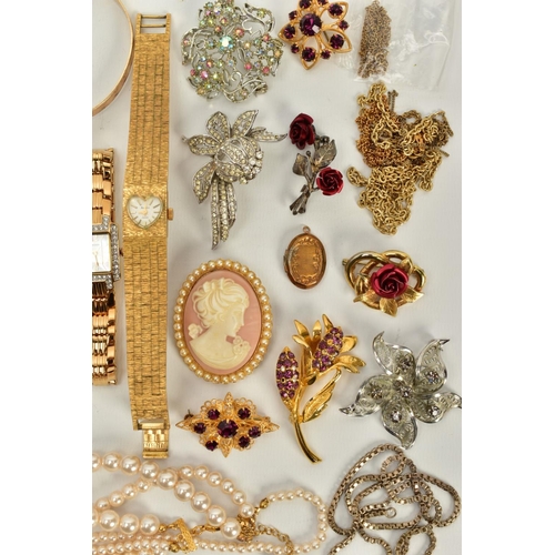 93 - A SELECTION OF JEWELLERY, to include a yellow metal fine curb link chain, spring clasp, stamped 9ct,... 