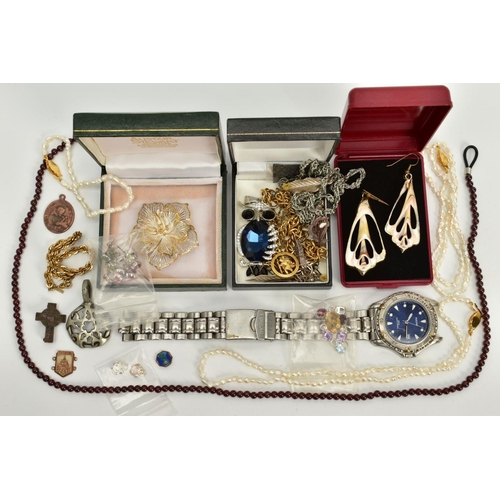 96 - A SELECTION OF JEWELLERY AND A GENTLEMAN'S PULSAR WRISTWATCH, to include a small selection of white ... 