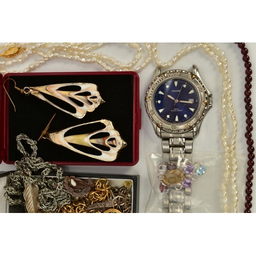 96 - A SELECTION OF JEWELLERY AND A GENTLEMAN'S PULSAR WRISTWATCH, to include a small selection of white ... 