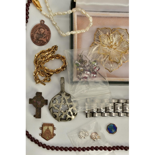 96 - A SELECTION OF JEWELLERY AND A GENTLEMAN'S PULSAR WRISTWATCH, to include a small selection of white ... 