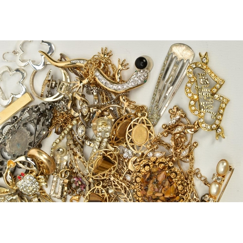 97 - A SELECTION OF COSTUME JEWELLERY, to include a mounted yellow metal Elizabeth II 1977 commemorative ... 