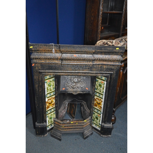 1359 - AN EARLY 20TH CENTURY CAST IRON FIRE INSERT, flanked with floral tile inserts, width 105cm x depth 3... 