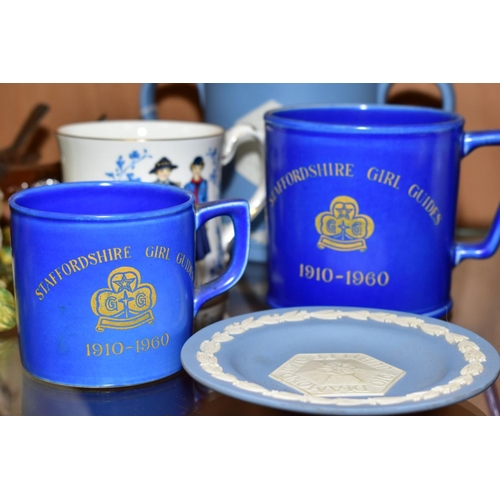 384 - FIVE GIRL GUIDE COMMEMORATIVE ITEMS, comprising a Wedgwood Jasperware loving cup, 'Diamond Jubilee 1... 