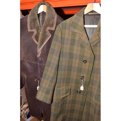 502 - A DARK BROWN GENTLEMAN'S SHEEPSKIN COAT, under arm to under arm, across the back 68cm, back of the n... 