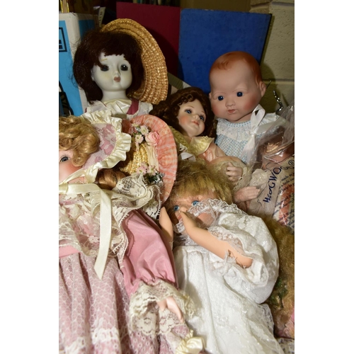 551 - A COLLECTION OF ASHTON-DRAKE GALLERIES AND OTHER COLLECTORS DOLLS, some complete, all with boxes and... 