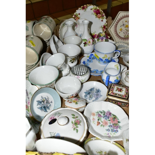 565 - A BOX AND LOOSE CERAMICS, including Wedgwood 'Raspberry Cane' pattern tea and coffee wares, assorted... 