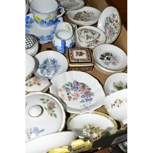 565 - A BOX AND LOOSE CERAMICS, including Wedgwood 'Raspberry Cane' pattern tea and coffee wares, assorted... 