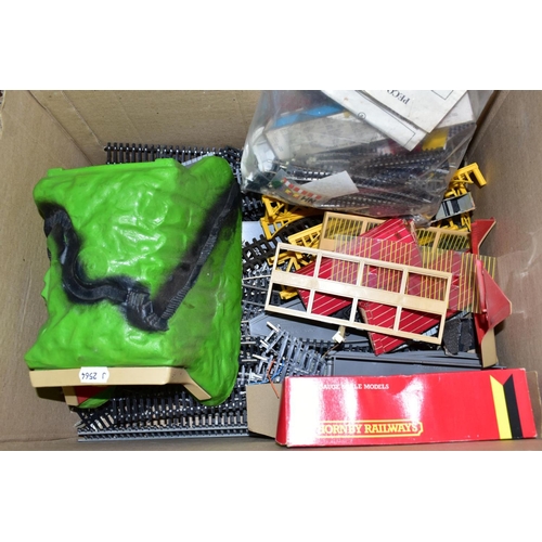 573 - A QUANTITY OF UNBOXED AND ASSORTED OO AND HO GAUGE MODEL RAILWAY ITEMS, to include Hornby Dublo clas... 