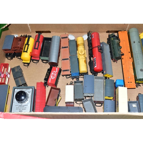 573 - A QUANTITY OF UNBOXED AND ASSORTED OO AND HO GAUGE MODEL RAILWAY ITEMS, to include Hornby Dublo clas... 