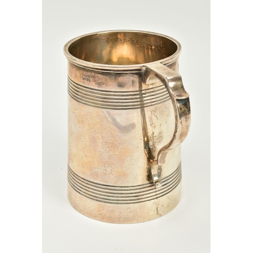 88 - A SILVER TANKARD BEER JUG, designed with a lined pattern body, scroll handle, hallmarked Birmingham ... 