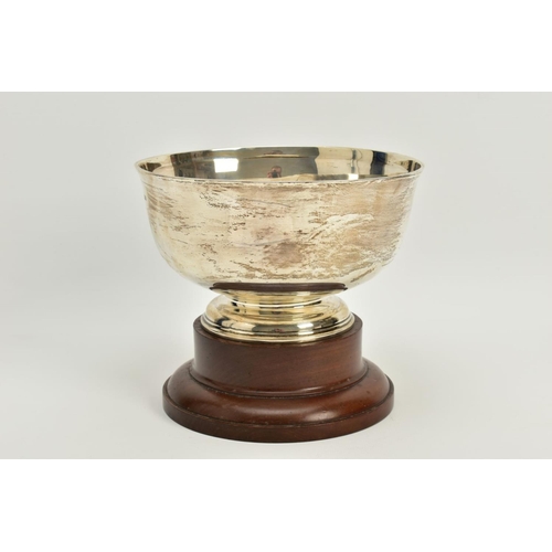 89 - A SILVER BOWL ON A WOODEN BASE, a plain polished bowl with a raised bottom, hallmarked Chester 1919,... 