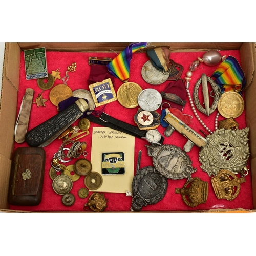 99 - A SELECTION OF ITEMS, to include various white metal brooches and two Victory medals, the first engr... 