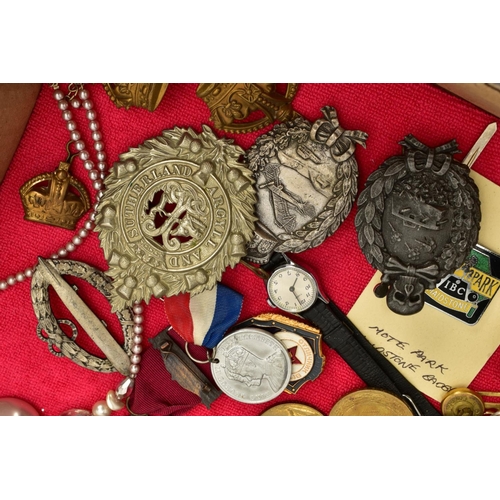 99 - A SELECTION OF ITEMS, to include various white metal brooches and two Victory medals, the first engr... 