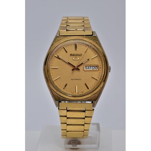 31 - A GENTLEMENS SEIKO WRISTWATCH, the gold coloured dial, baton markers, dial signed 'Seiko 5 automatic... 