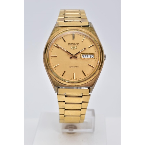 31 - A GENTLEMENS SEIKO WRISTWATCH, the gold coloured dial, baton markers, dial signed 'Seiko 5 automatic... 