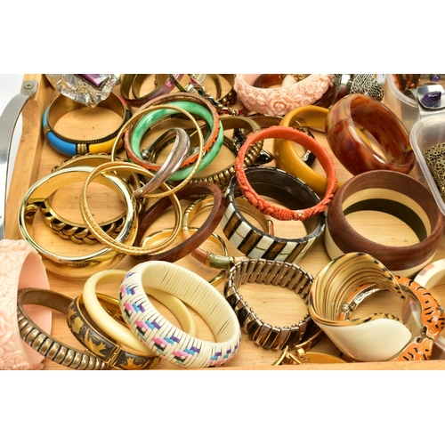 112 - A WOODEN TRAT OF COSTUME BANGLES, a double handled wooden tray, with a quantity of costume bangles a... 