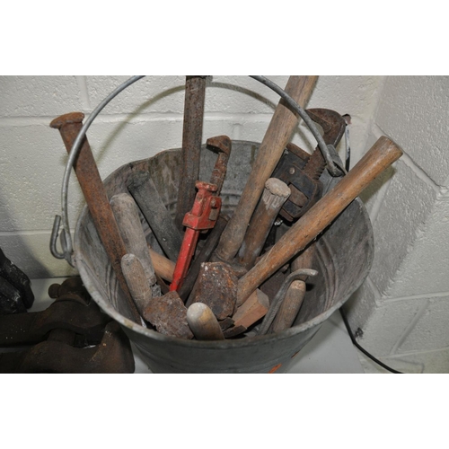 1123 - A VINTAGE VICE, GALVANISED BUCKET, builders tools and a folding work stand