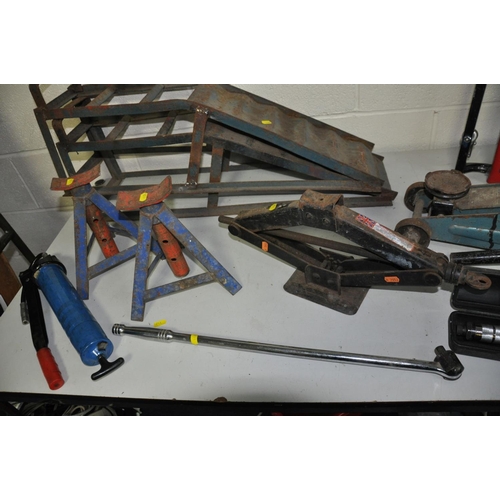 1124 - A QUANTITY OF AUTOMOTIVE TOOLS including a Ferm Crawler board, two jacks, Torque wrench, grease gun,... 