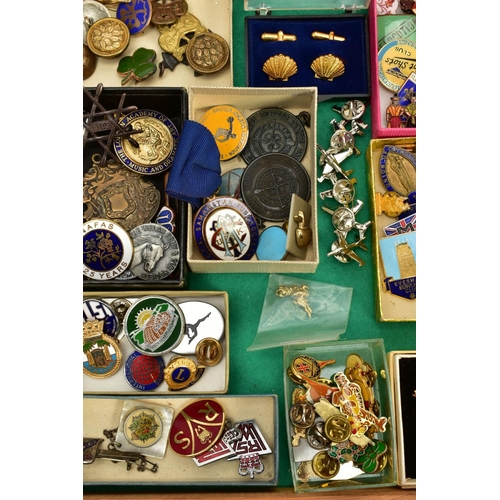 116 - A DISPLAY CASE FILLED WITH BROOCHES, HAT PINS, BUTTONS AND MEDALS, to include a large quantity of br... 